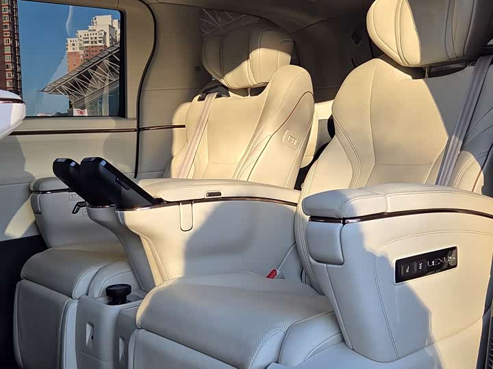 Фото 6 - Lexus LM