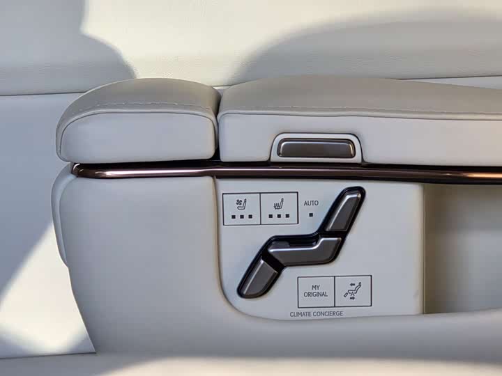 Фото 9 - Lexus LM