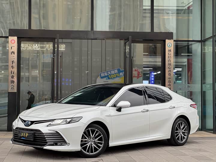 Фото 1 - Toyota Camry