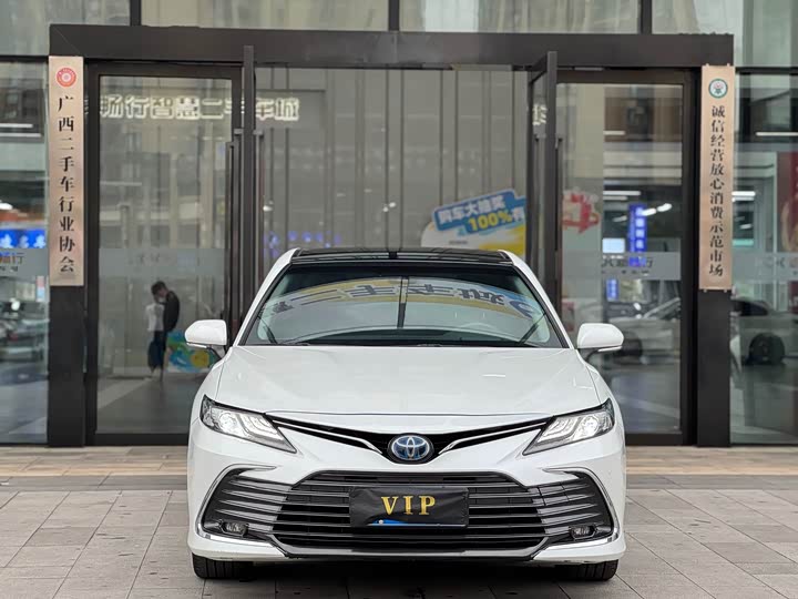 Фото 2 - Toyota Camry