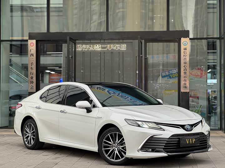 Фото 3 - Toyota Camry