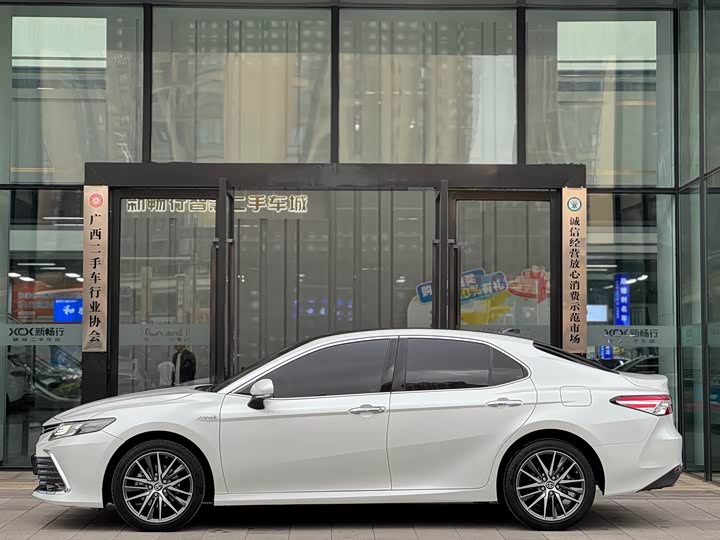 Фото 4 - Toyota Camry