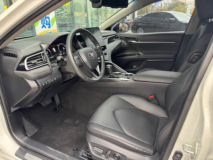 Фото 6 - Toyota Camry