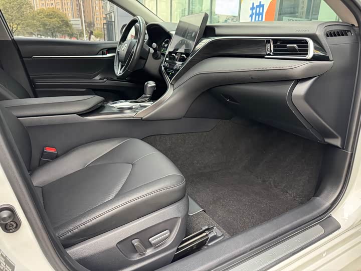 Фото 8 - Toyota Camry