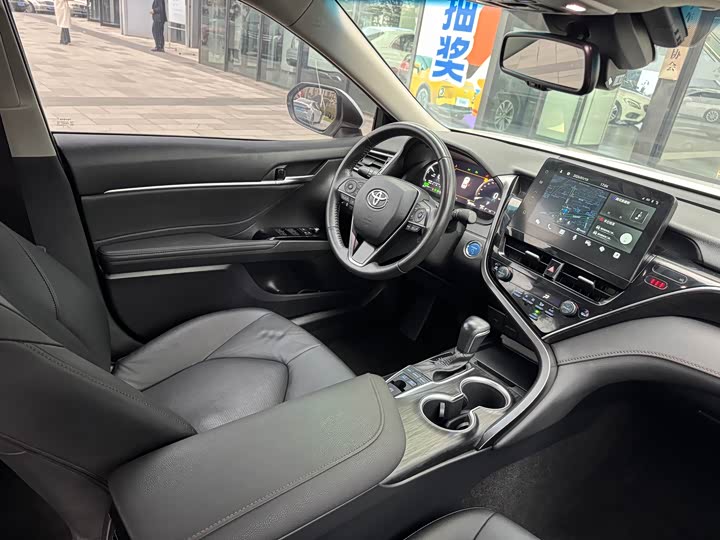 Фото 9 - Toyota Camry