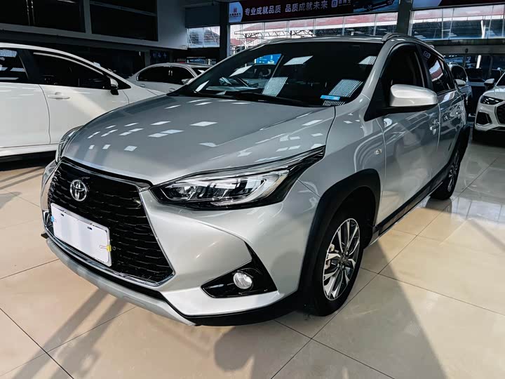 Фото 1 - Toyota Yaris L Hatchback