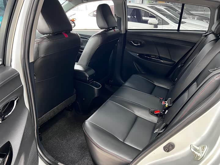 Фото 3 - Toyota Yaris L Hatchback