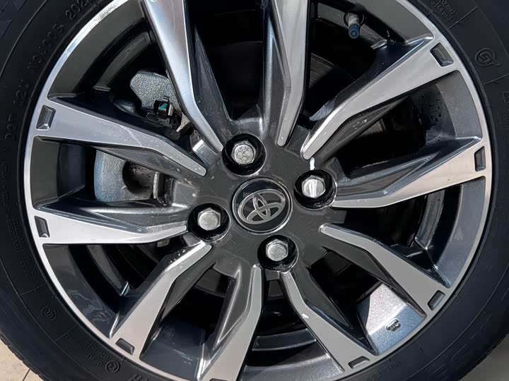 Фото 7 - Toyota Yaris L Hatchback