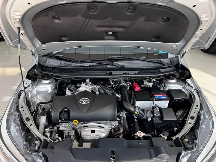 Фото 8 - Toyota Yaris L Hatchback