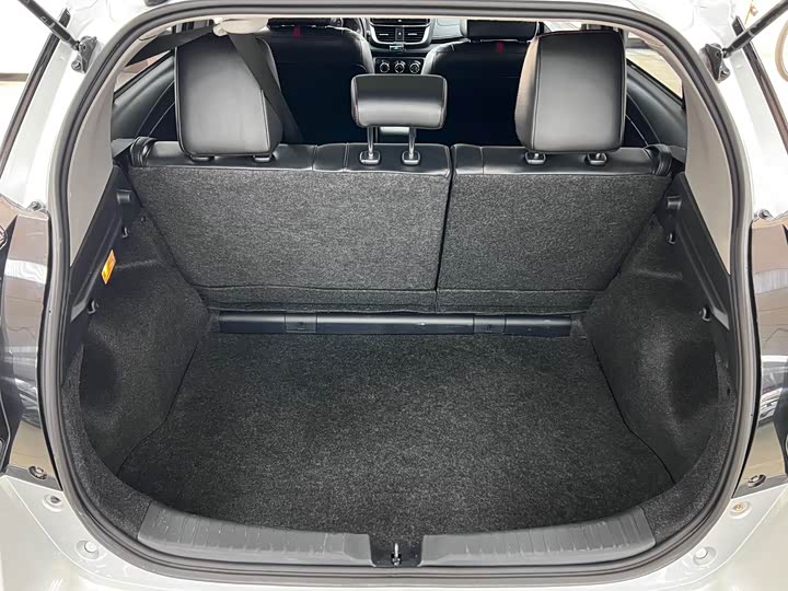 Фото 9 - Toyota Yaris L Hatchback