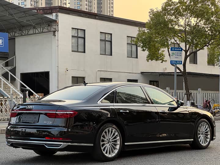Фото 4 - Audi A8