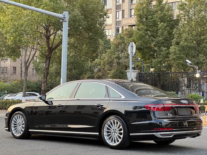 Фото 6 - Audi A8