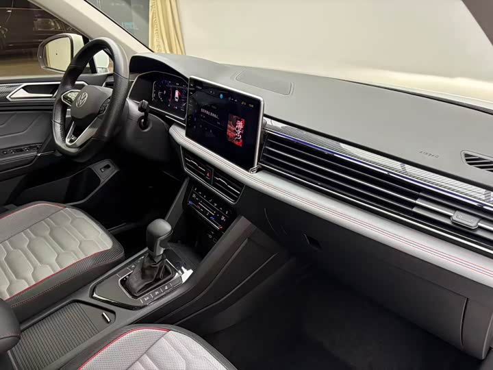 Фото 8 - Volkswagen Tiguan L Pro