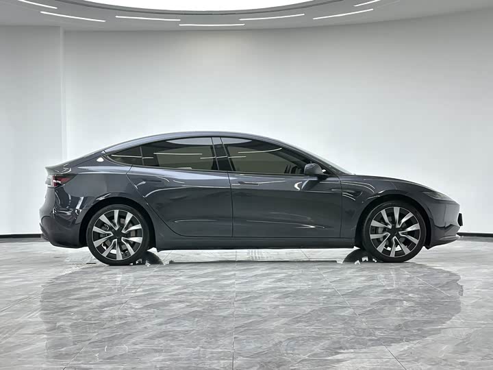 Фото 4 - Tesla Model 3