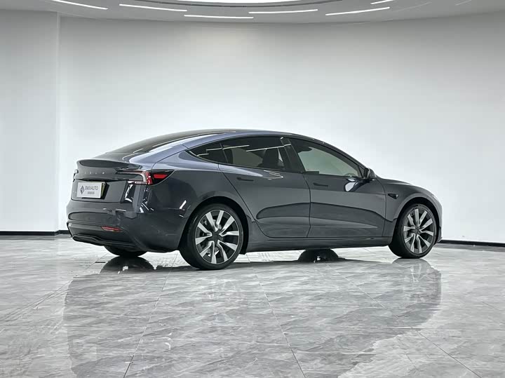 Фото 6 - Tesla Model 3