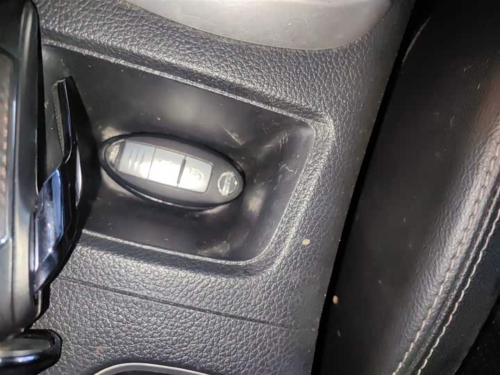 Фото 9 - Nissan Tiida