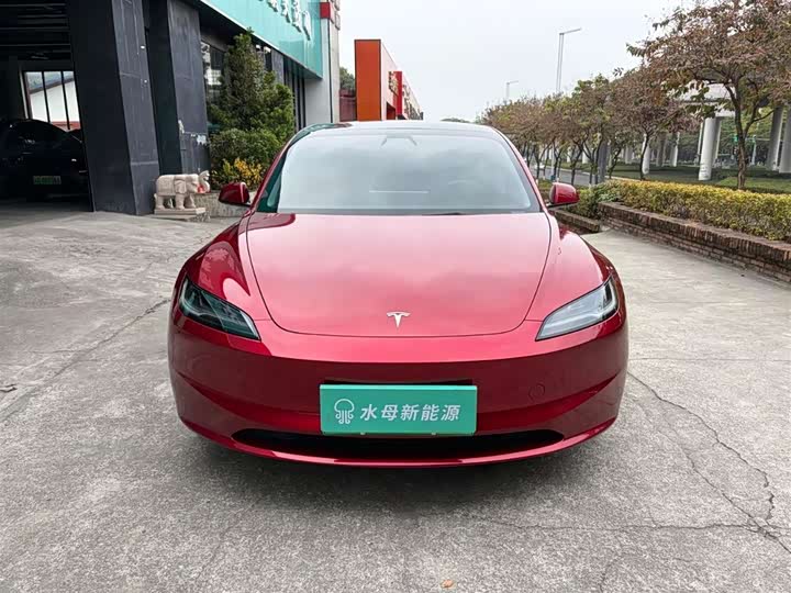Фото 2 - Tesla Model 3