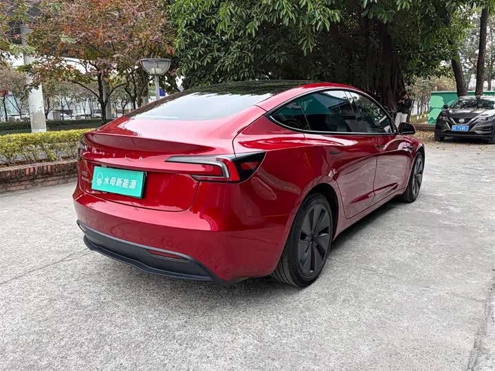 Фото 4 - Tesla Model 3