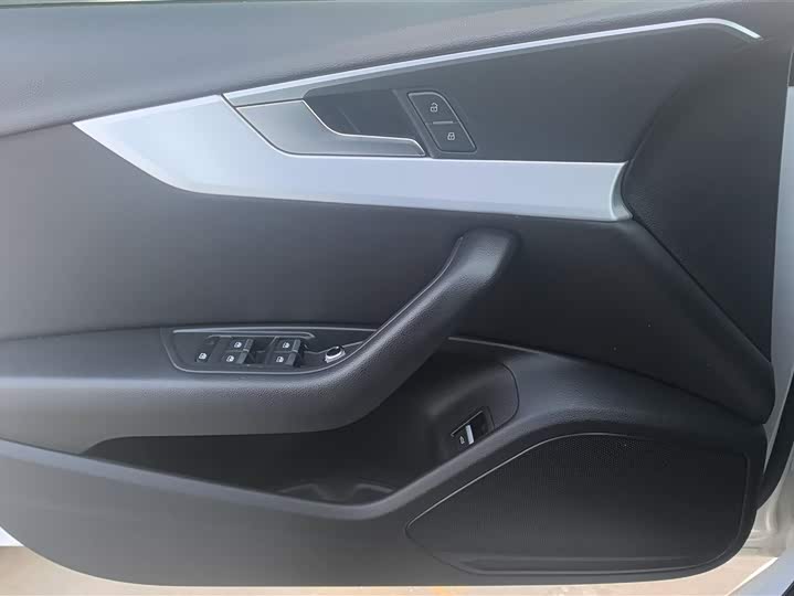 Фото 7 - Audi A4L