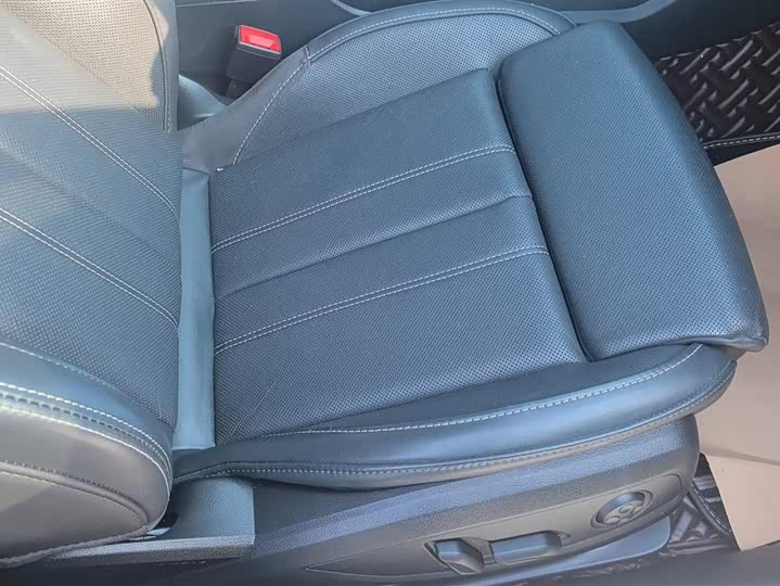 Фото 8 - Audi A4L