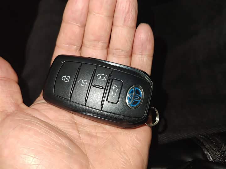 Фото 9 - Toyota Sienna