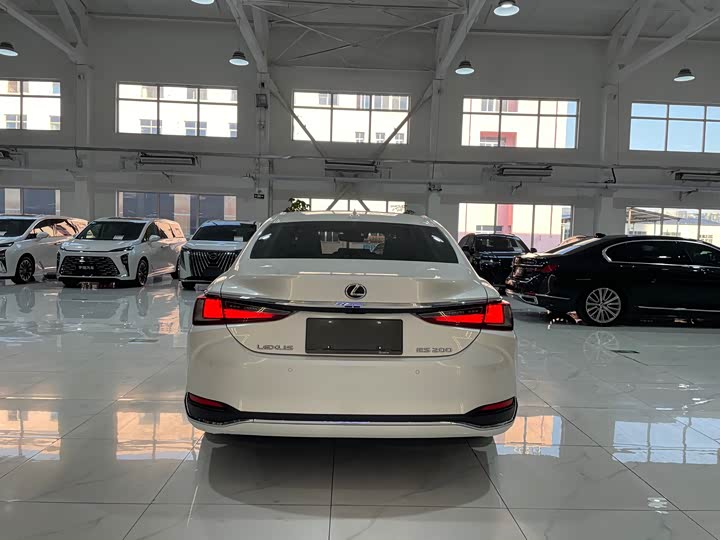 Фото 3 - Lexus ES