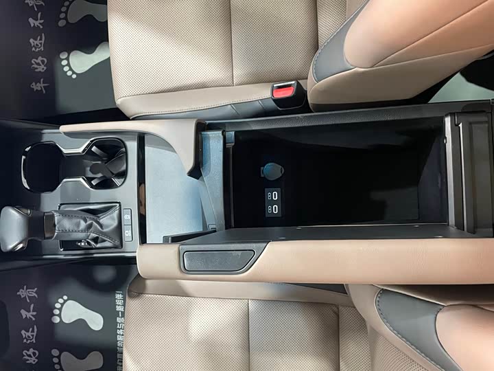 Фото 9 - Lexus ES