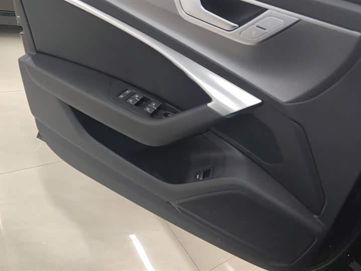 Фото 7 - Audi A6L