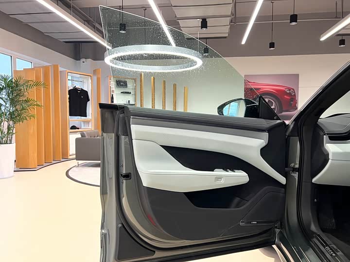 Фото 7 - Zeekr 001