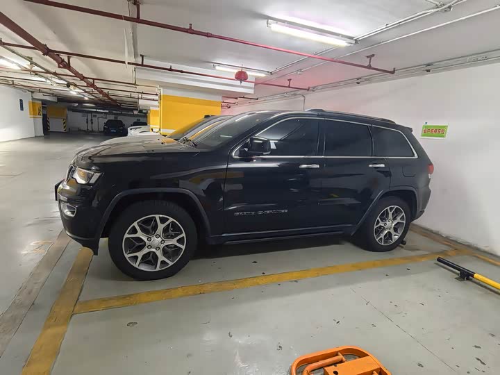 Фото 2 - Jeep Grand Cherokee