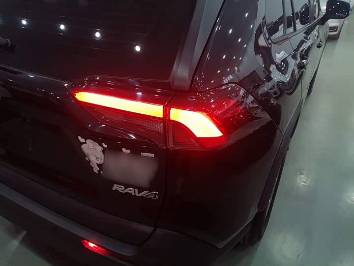 Фото 8 - Toyota RAV4