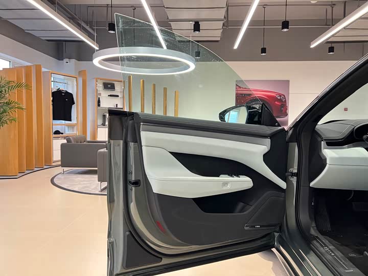 Фото 7 - Zeekr 001