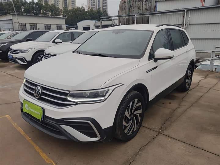 Фото 2 - Volkswagen Tiguan L Pro