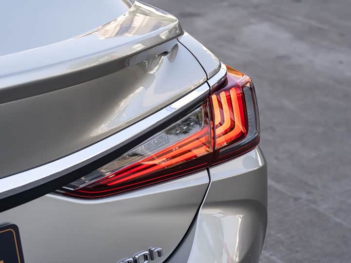 Фото 7 - Lexus ES