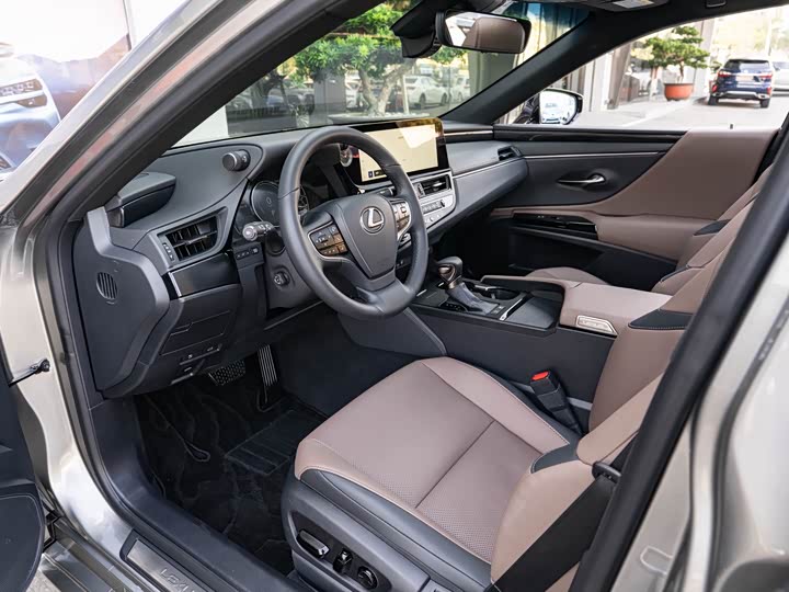 Фото 9 - Lexus ES