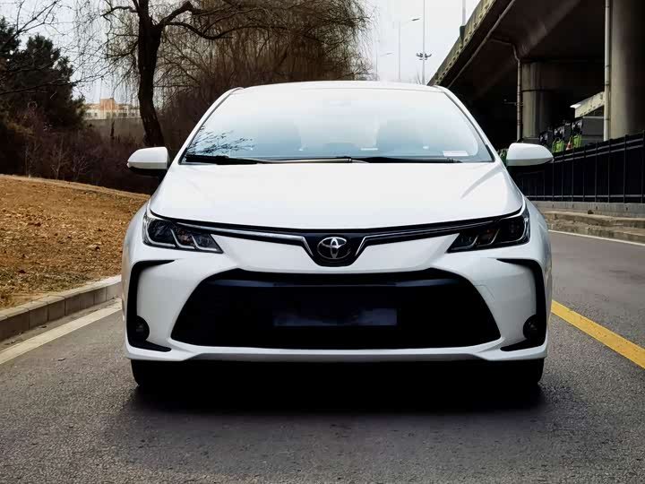 Фото 2 - Toyota Corolla