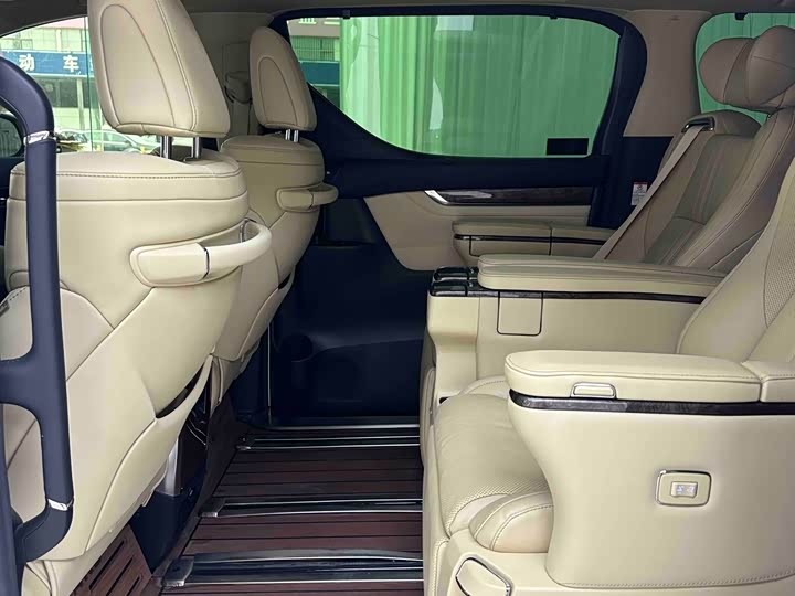 Фото 9 - Toyota Alphard