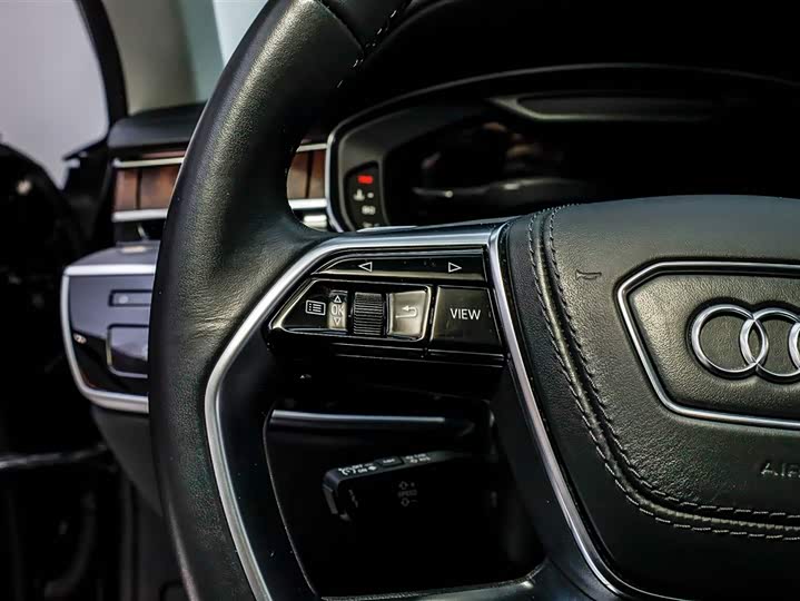 Фото 9 - Audi A8