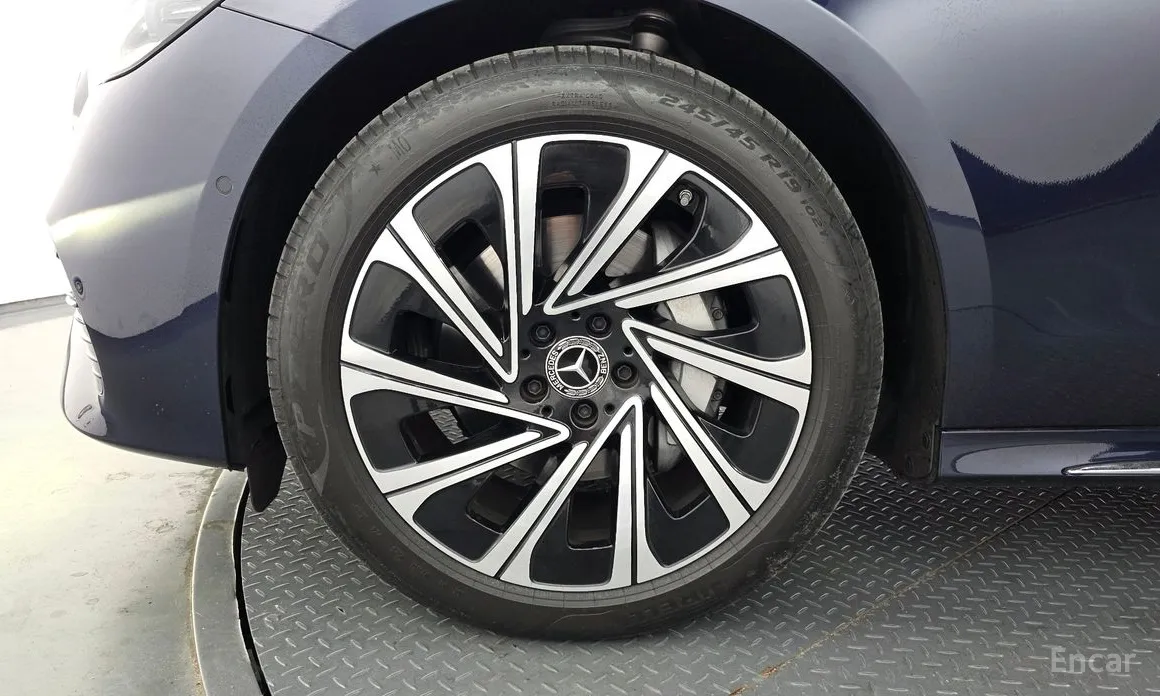 Фото 5 - Mercedes-Benz E-Class