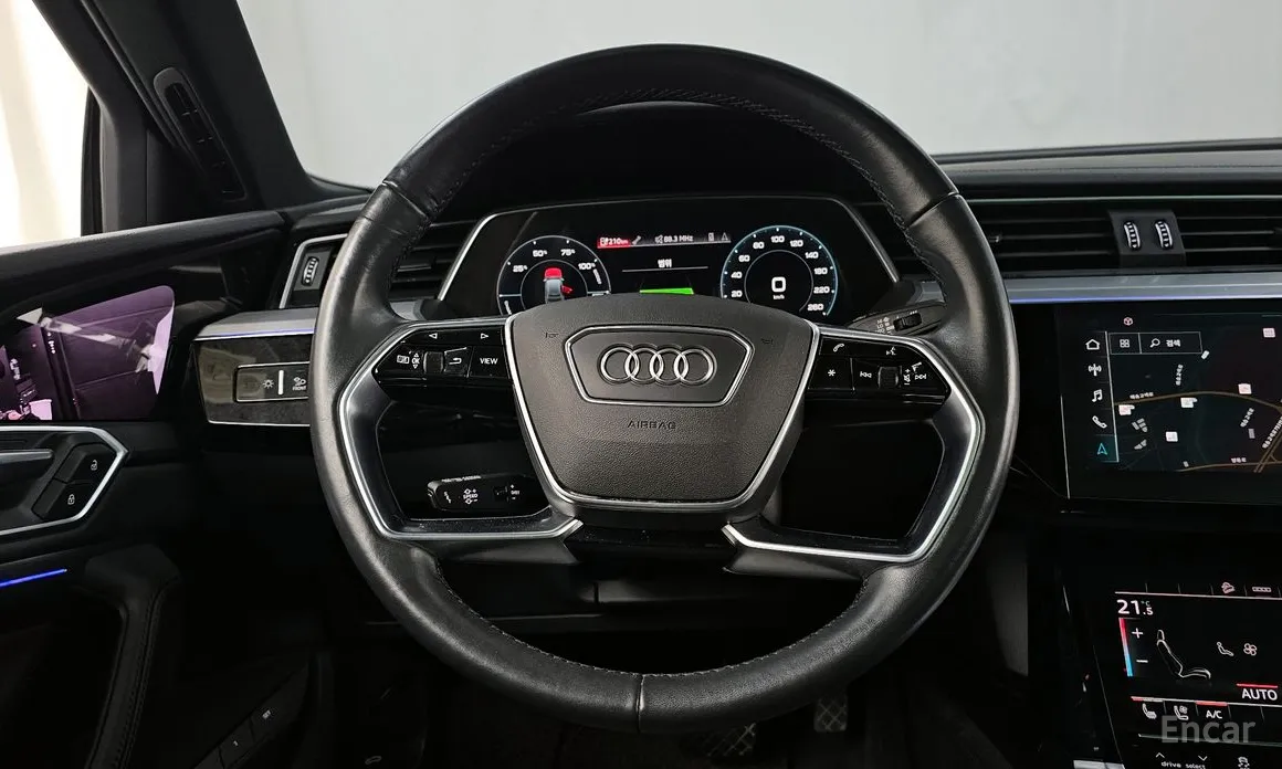 Фото 13 - Audi e-tron