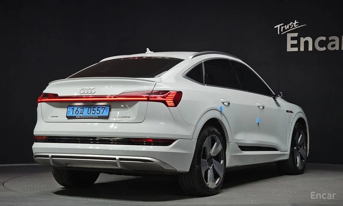 Фото 2 - Audi e-tron
