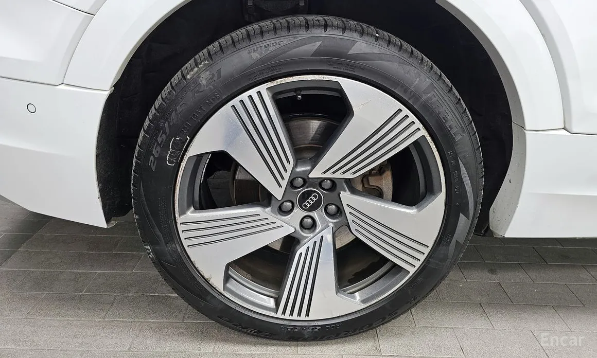 Фото 5 - Audi e-tron