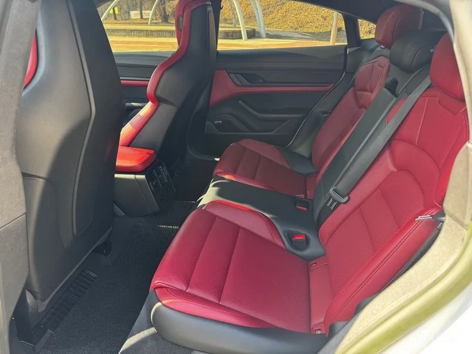 Фото 14 - Porsche Taycan