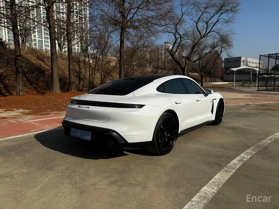 Фото 2 - Porsche Taycan