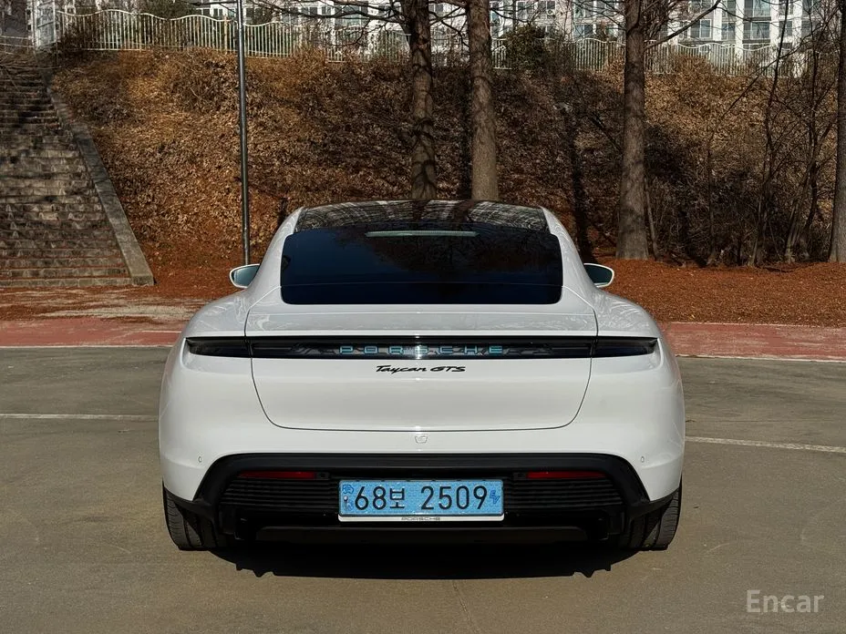 Фото 4 - Porsche Taycan