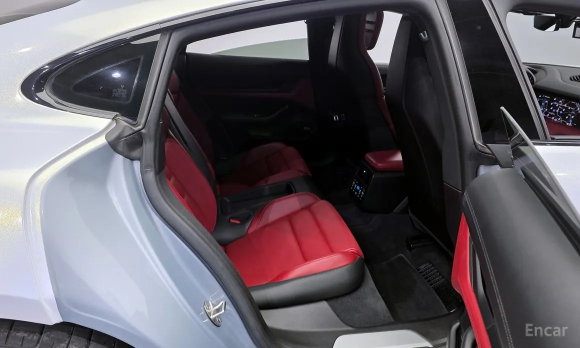 Фото 12 - Porsche Taycan