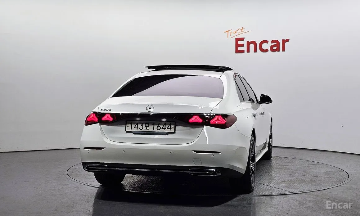 Фото 4 - Mercedes-Benz E-Class