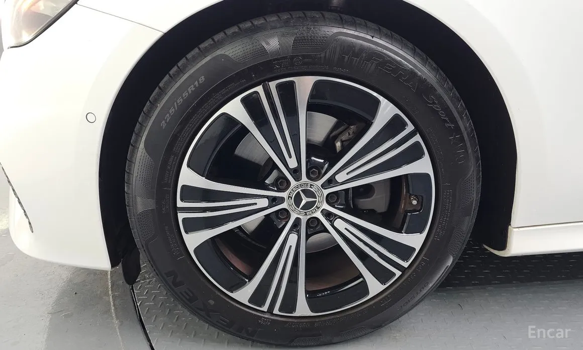 Фото 5 - Mercedes-Benz E-Class