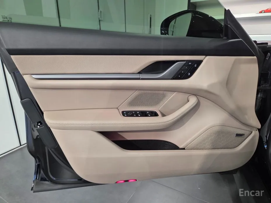 Фото 10 - Porsche Taycan