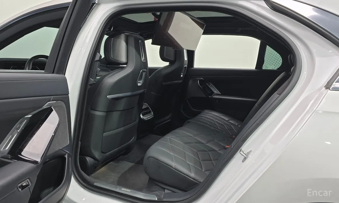 Фото 12 - BMW 7 Series